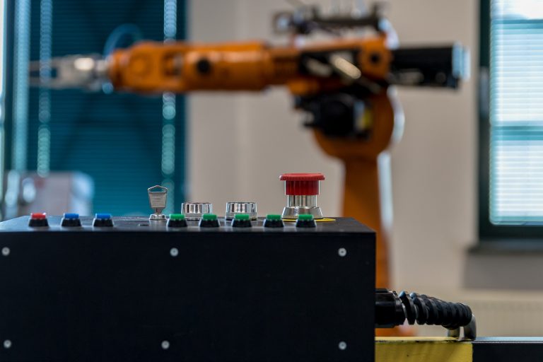 Automatisierungstechnik Roboter mit Controller; Blogpost Automatisierung