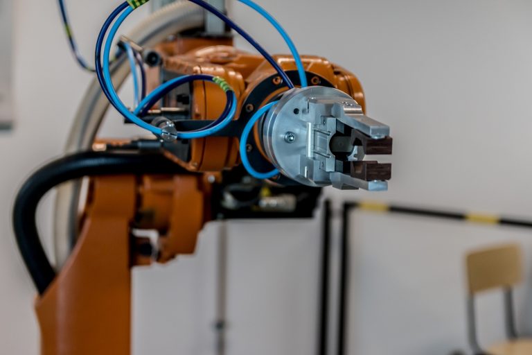 Industrie-Roboter mit Pneumatikgreifer